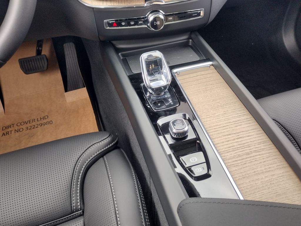 2026 VOLVO XC60 - Image 24