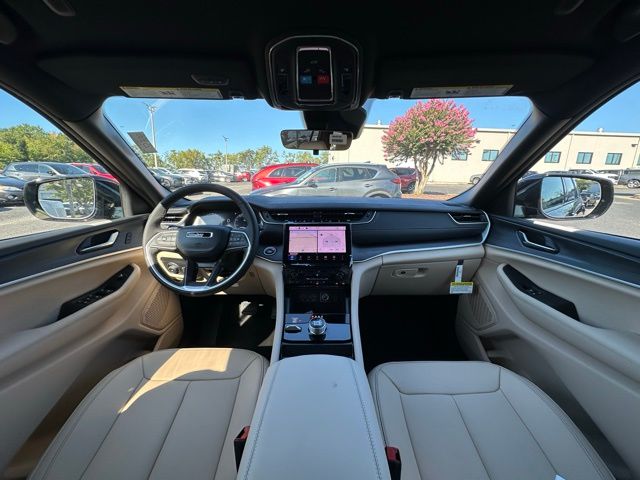 2025 Jeep Grand Cherokee Limited photo 2
