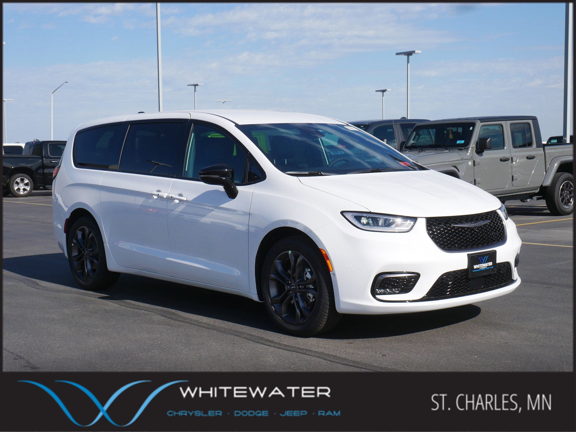 2026 Chrysler Pacifica Select's photo