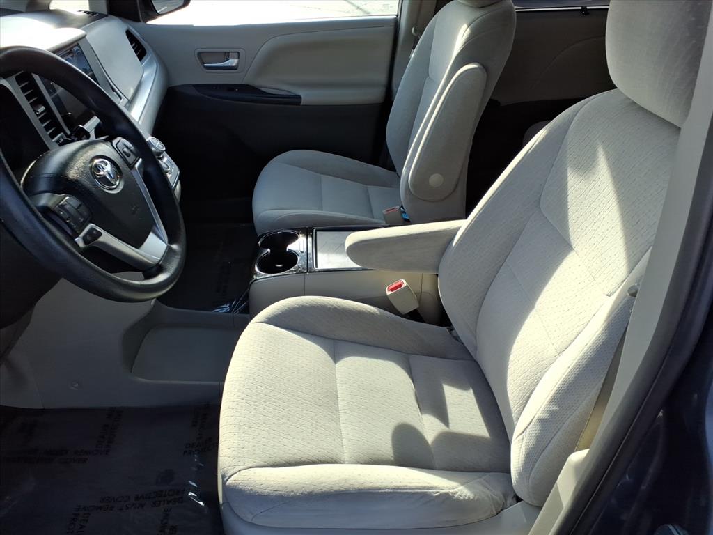 2015 Toyota Sienna LE photo 7
