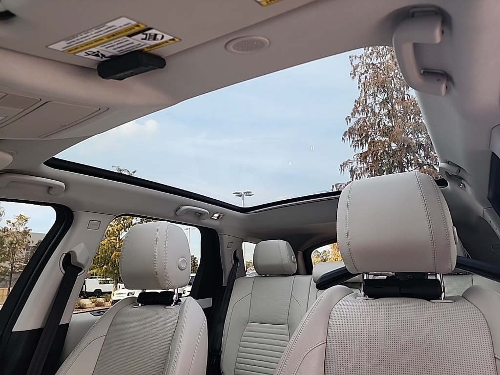 2022 Land Rover Discovery Sport S photo 3