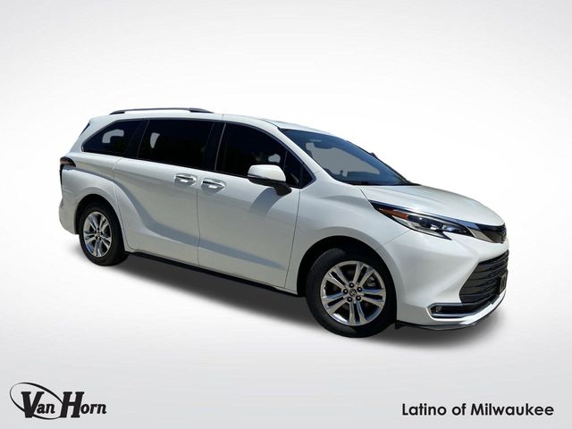2022 Toyota Sienna Platinum's photo