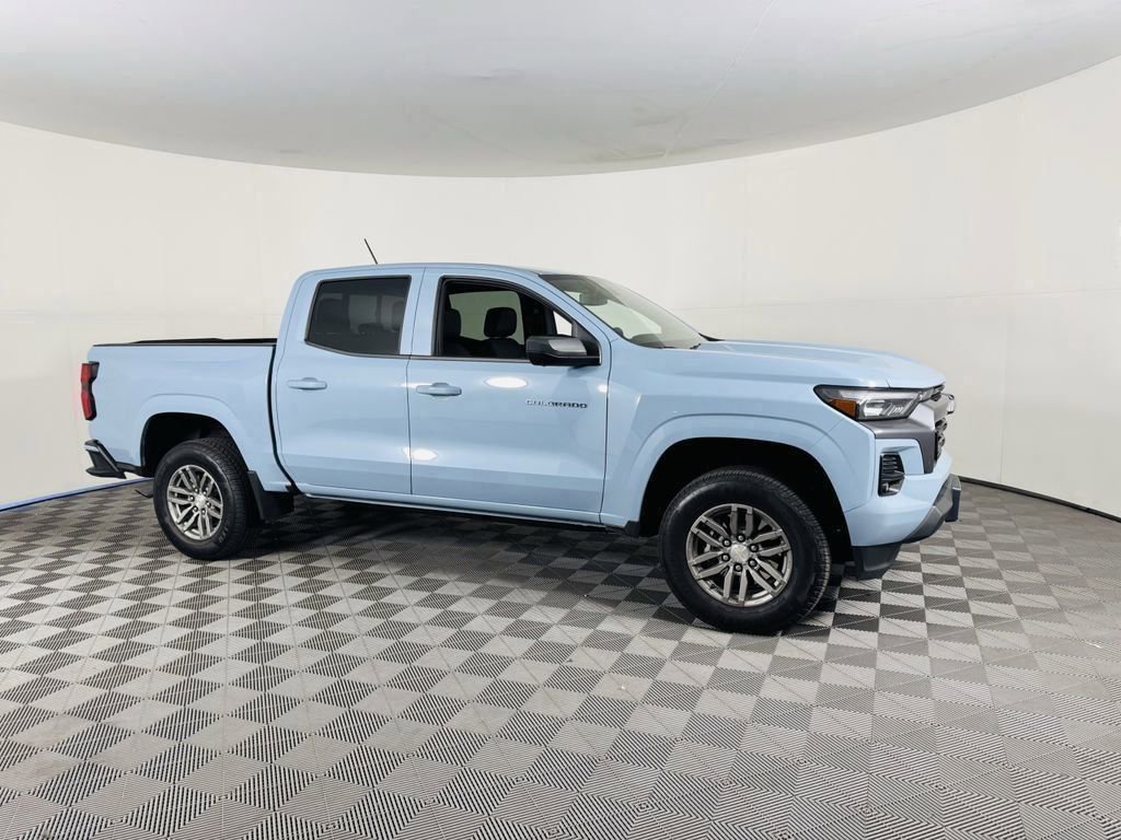 2025 Chevrolet Colorado Work Truck LT photo 2