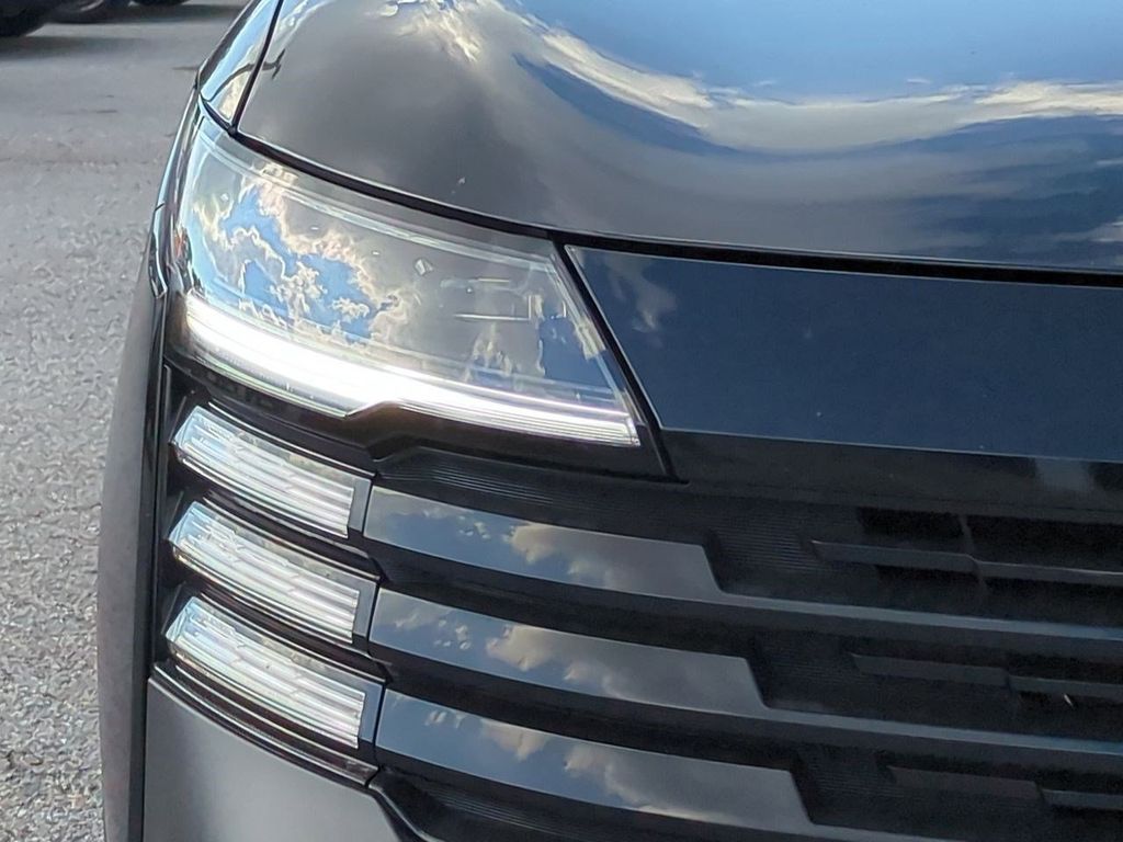 2025 Nissan Kicks SR photo 2