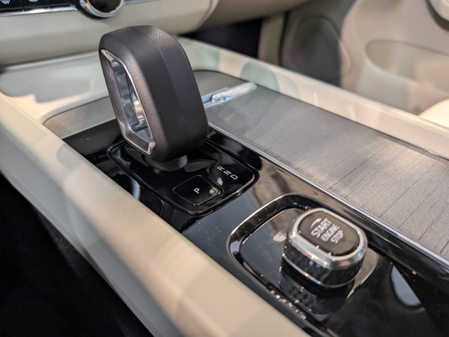 2025 Volvo XC60 B5 Plus photo 21