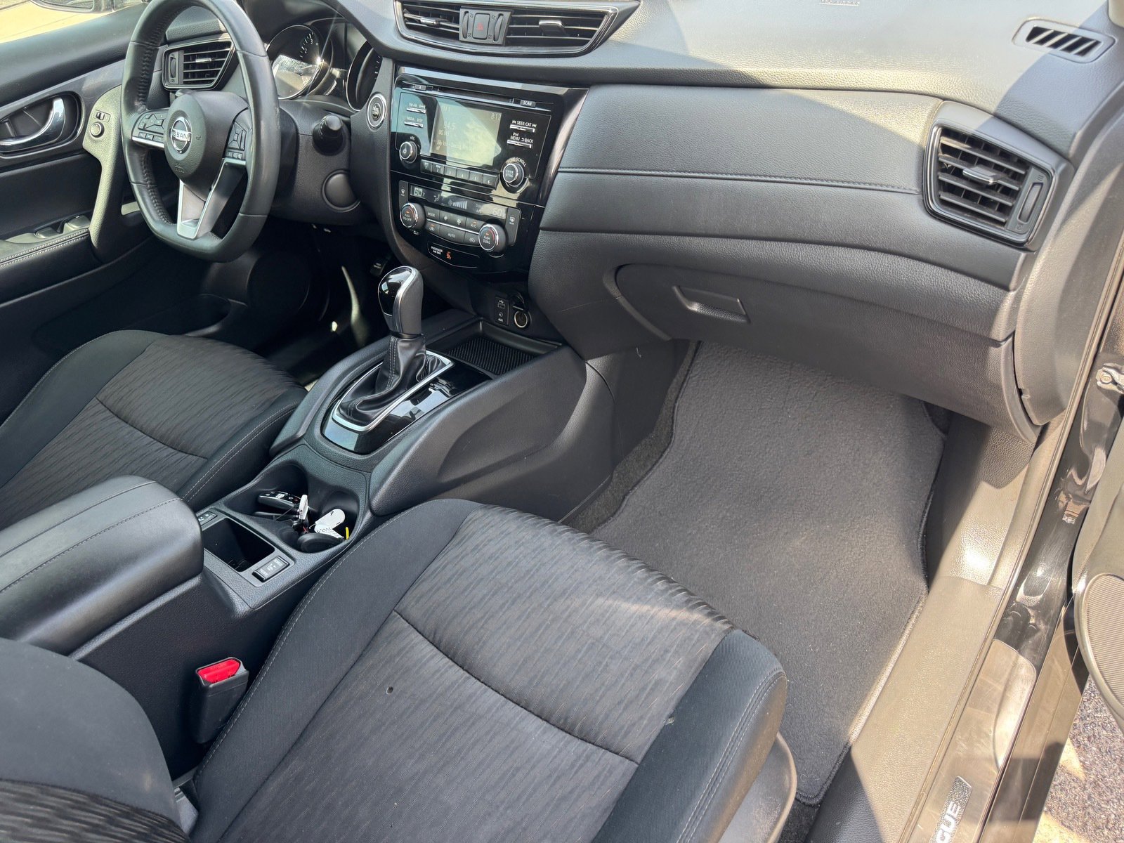 2017 Nissan Rogue SV photo 6