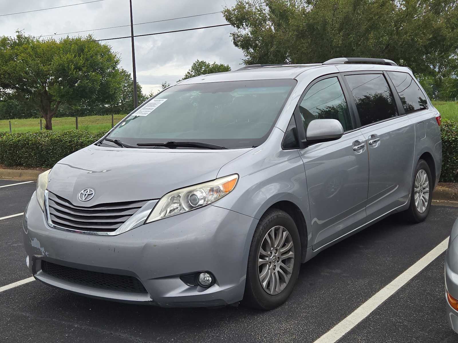 2016 Toyota Sienna XLE photo 6