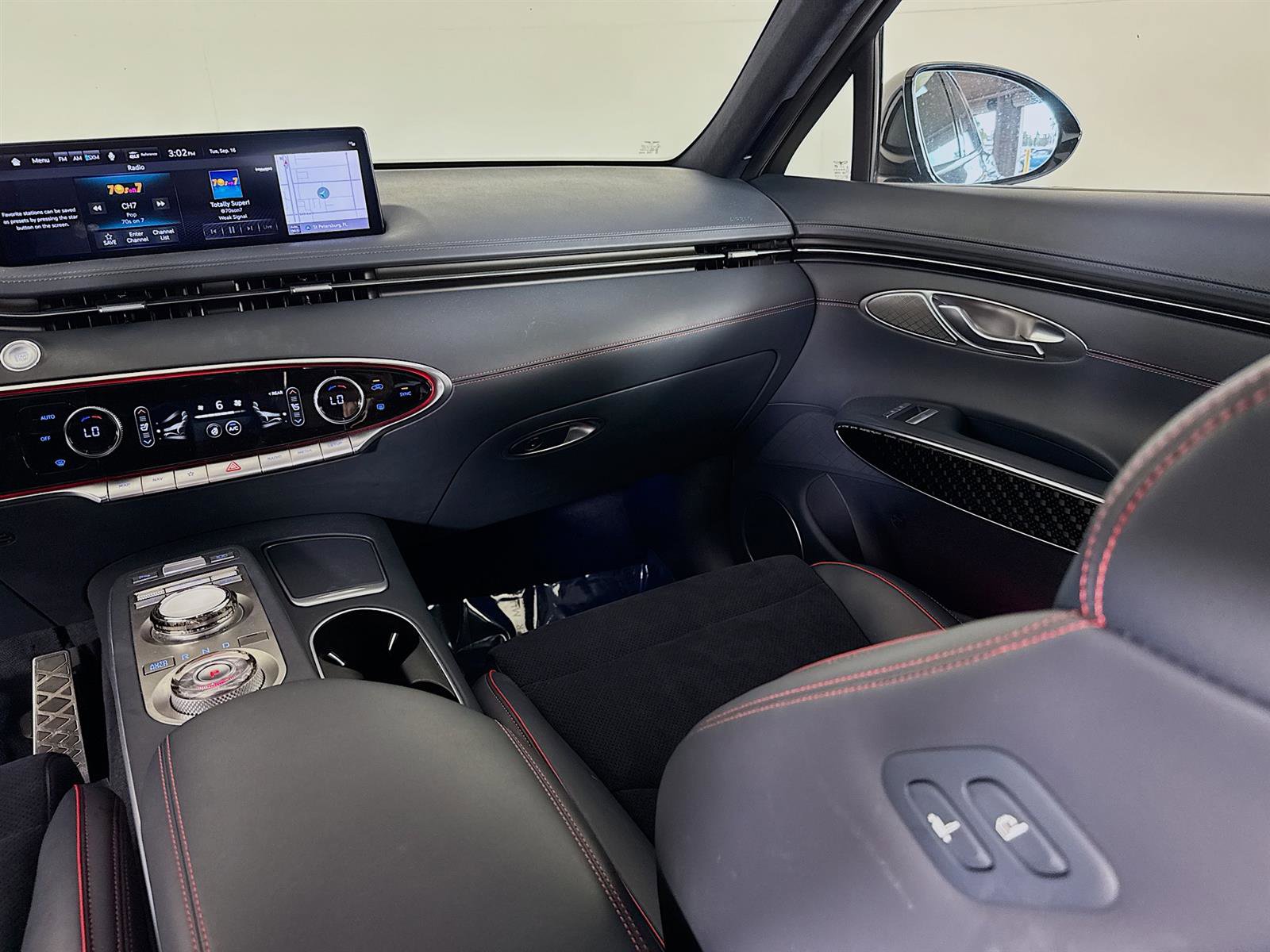 2022 Genesis GV70 3.5T Sport Prestige photo 25