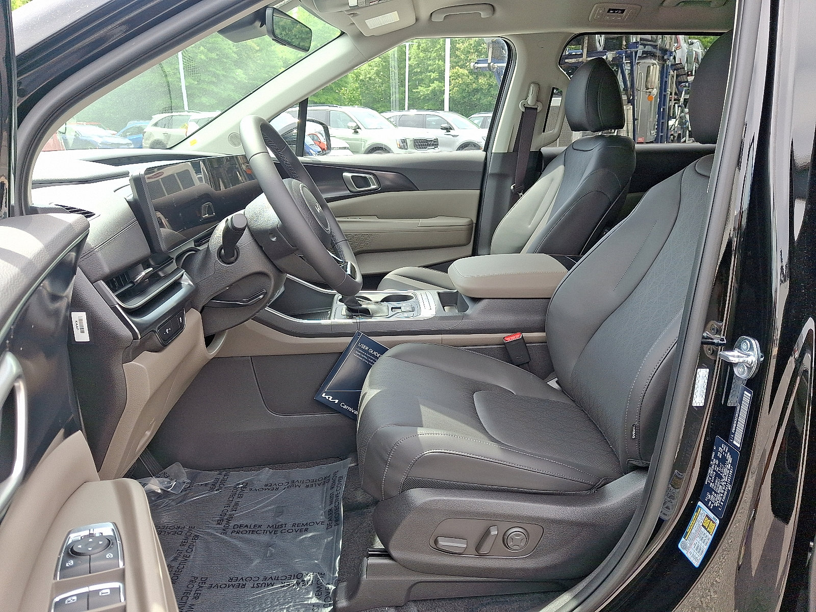 2025 Kia Carnival LXS photo 6