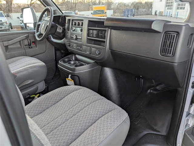 2024 Chevrolet Express Cutaway 3500 photo 4
