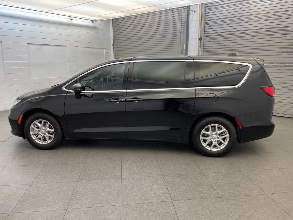 2026 Chrysler Pacifica photo 3