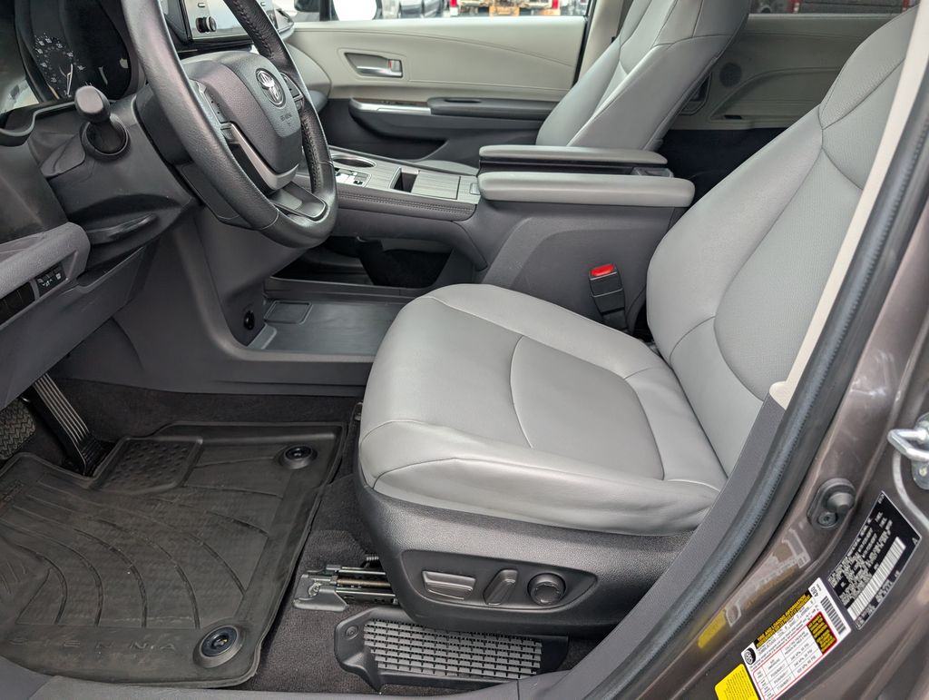 2024 Toyota Sienna XLE photo 11