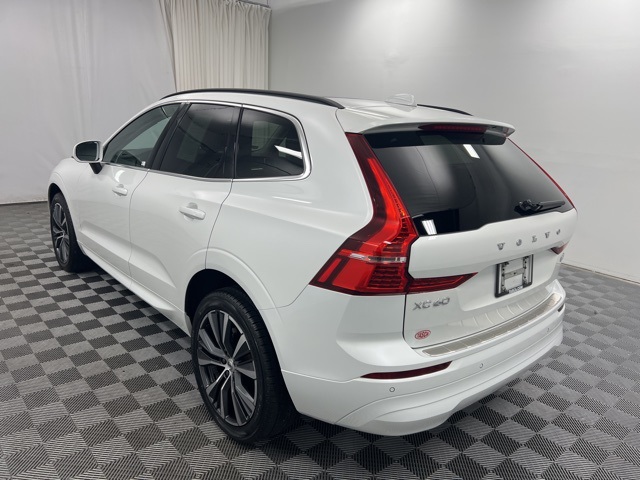 2022 Volvo XC60 B5 Momentum photo 6