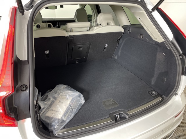 2025 Volvo XC60 T8 Plus photo 36
