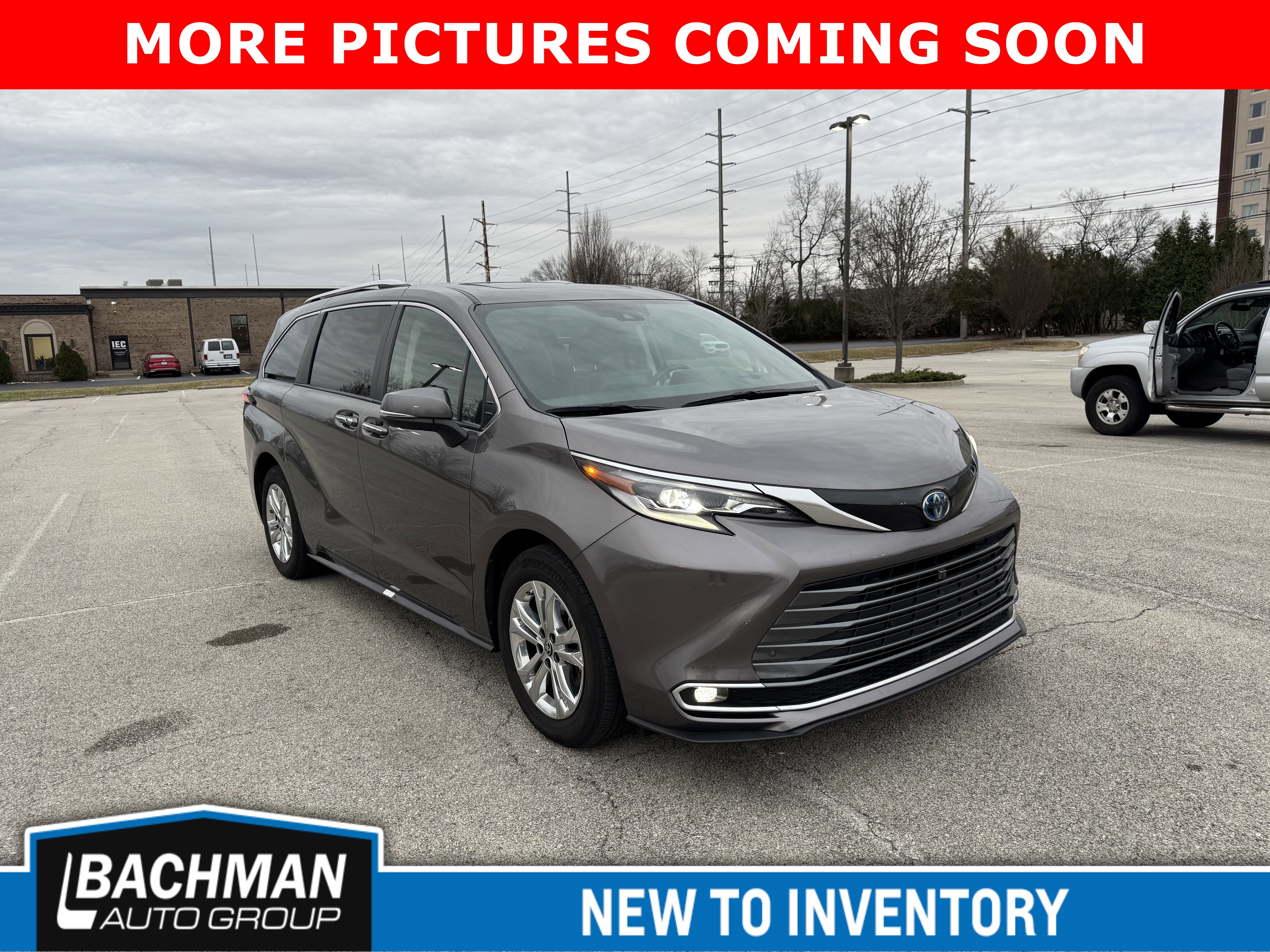 2023 Toyota Sienna Platinum's photo