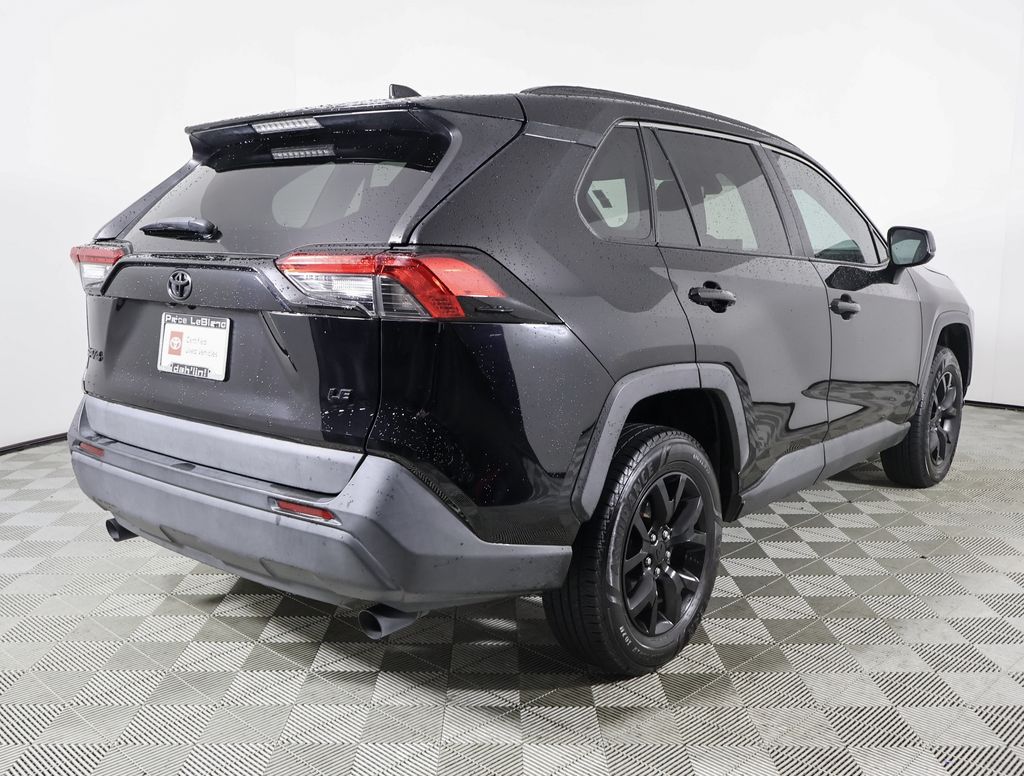 2021 Toyota RAV4 LE photo 5