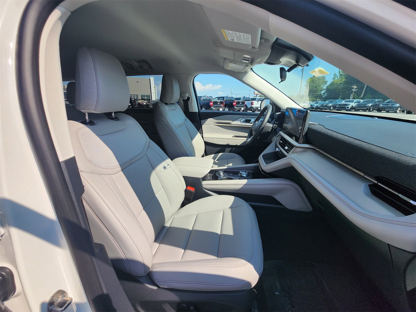2025 Ford Explorer photo 12