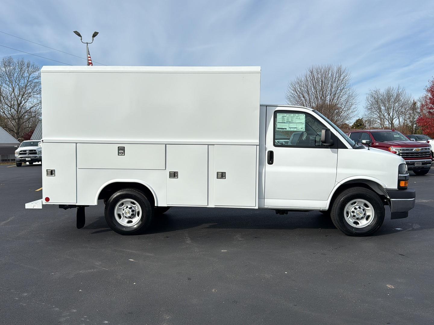 2025 Chevrolet Express Cutaway 3500 photo 4