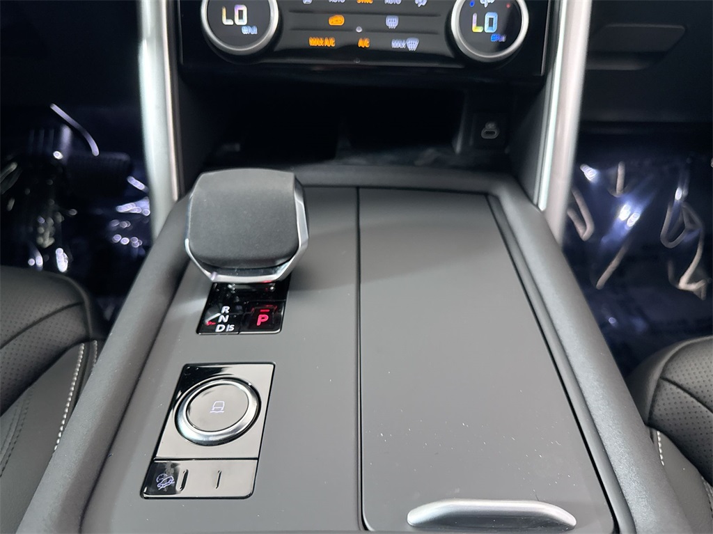 2025 Land Rover Discovery S photo 16
