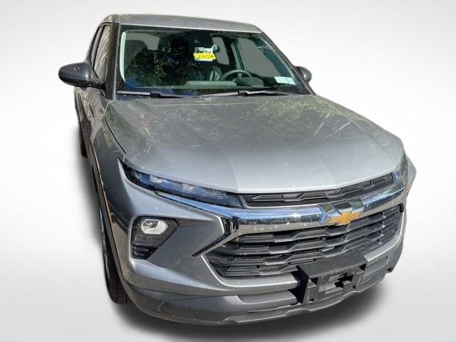 2025 Chevrolet Trailblazer LS photo 3