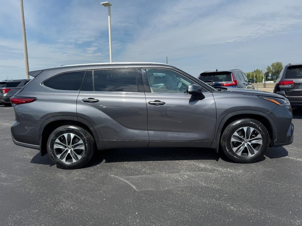 2021 Toyota Highlander XLE photo 2