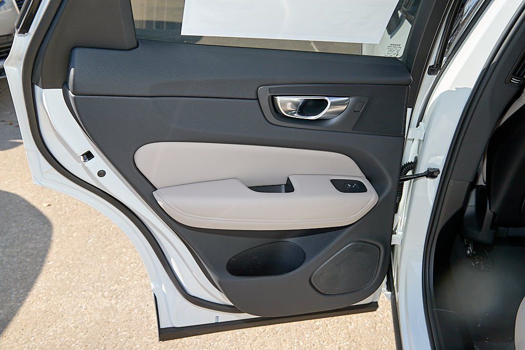 2026 VOLVO XC60 - Image 17