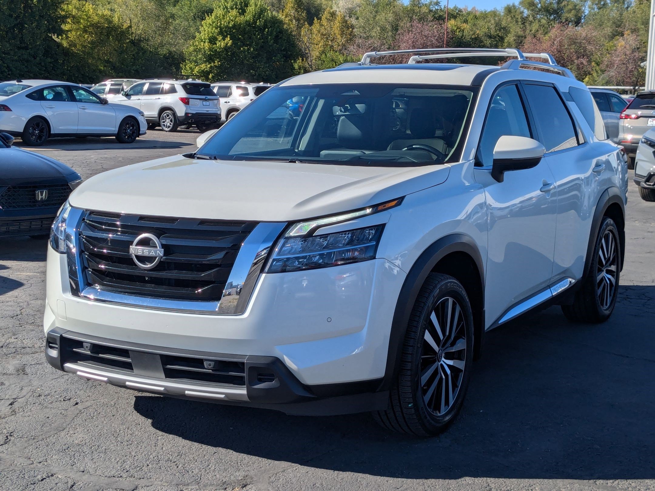 2023 Nissan Pathfinder Platinum photo 7