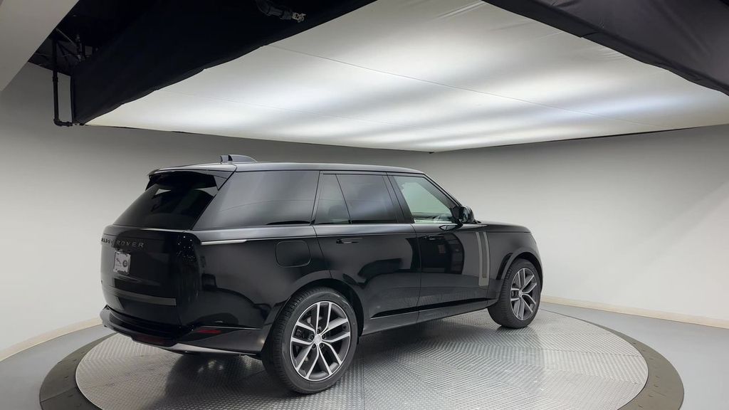 2024 Land Rover Range Rover SE photo 5