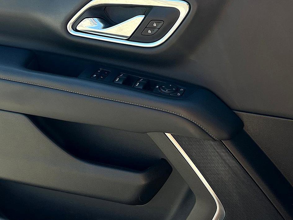 2021 Chevrolet Suburban LT photo 17