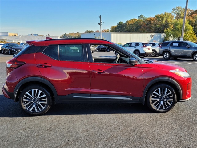 2023 Nissan Kicks SR photo 2