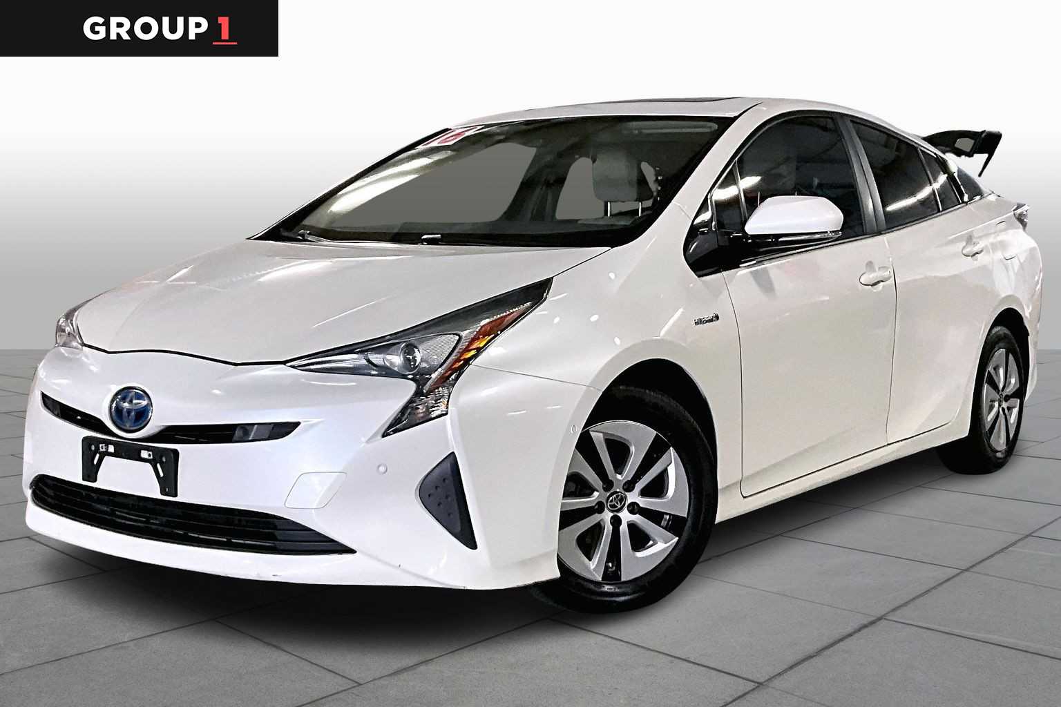 2016 Toyota Prius Four's photo