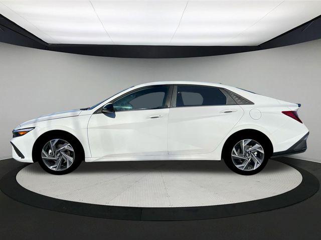 2025 Hyundai Elantra SEL Sport photo 3