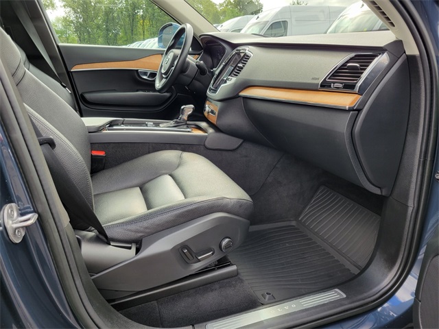 2022 Volvo XC90 Momentum photo 12