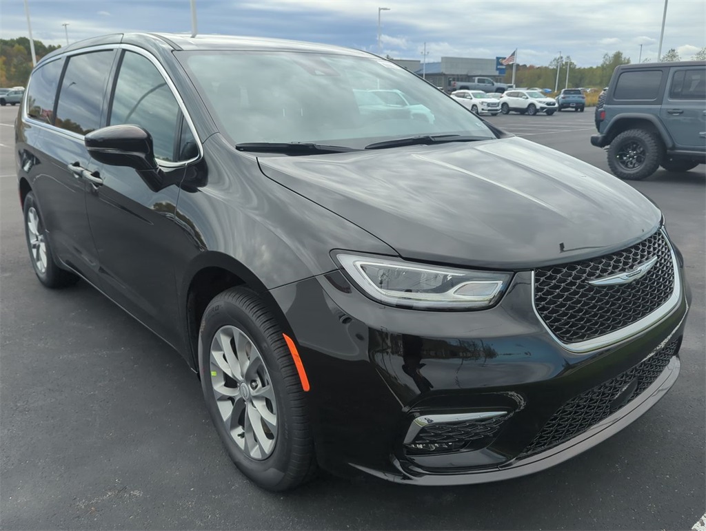 2026 Chrysler Pacifica Select's photo