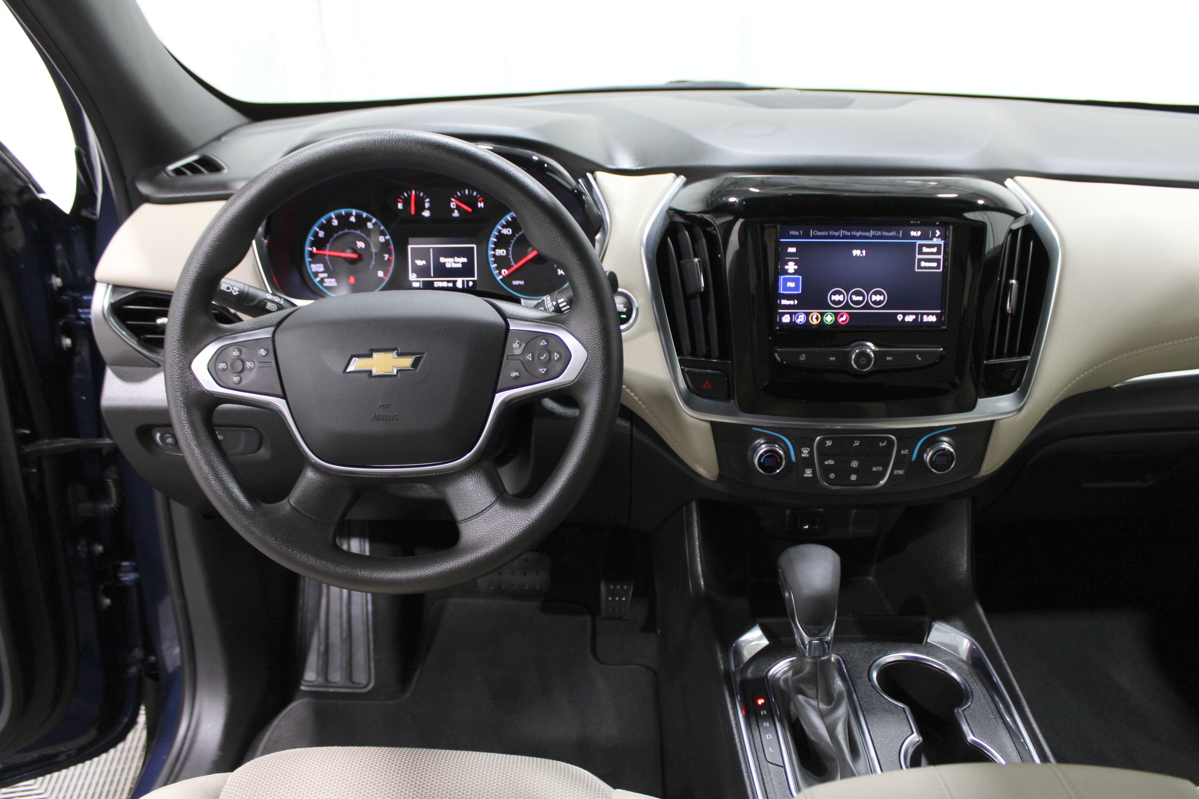 2023 Chevrolet Traverse LS photo 2