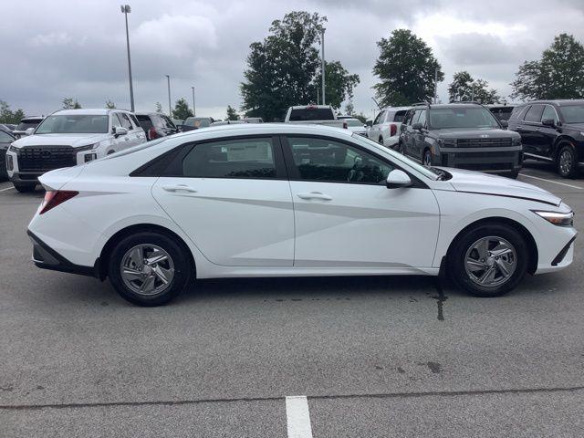 2025 Hyundai Elantra SE photo 4