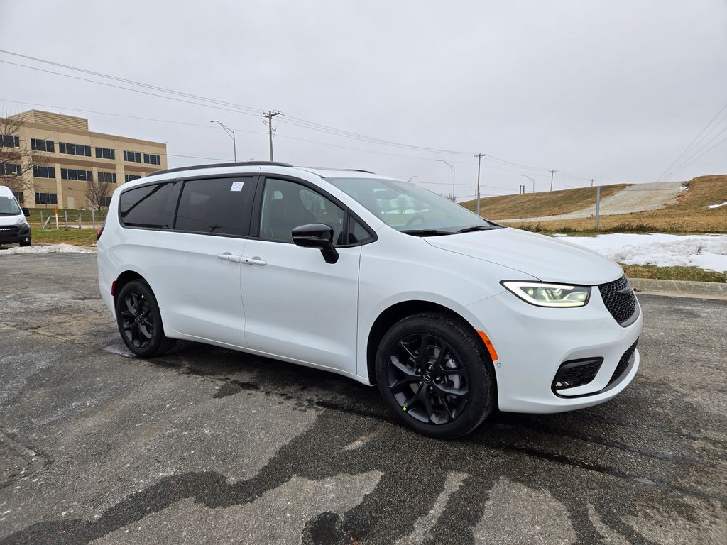 2026 Chrysler Pacifica Limited's photo