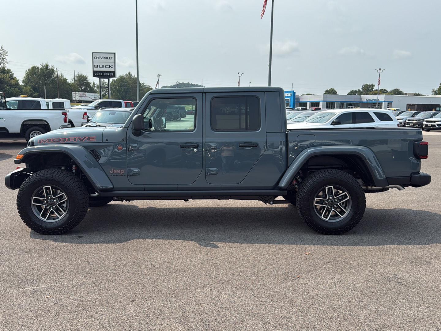 2025 Jeep Gladiator Mojave photo 3