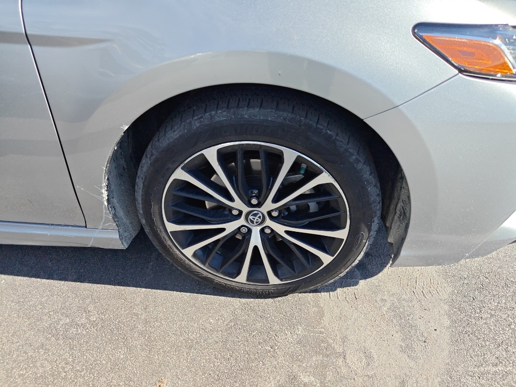 2019 Toyota Camry SE photo 4