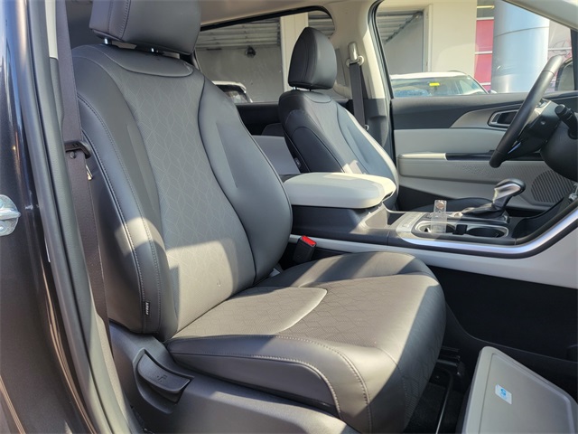 2024 Kia Carnival LX photo 16