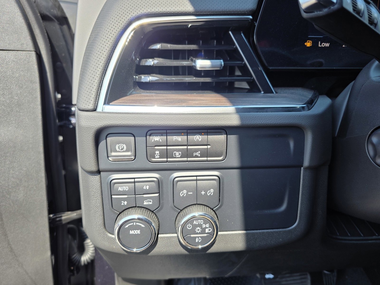 2025 Chevrolet Suburban Premier photo 34