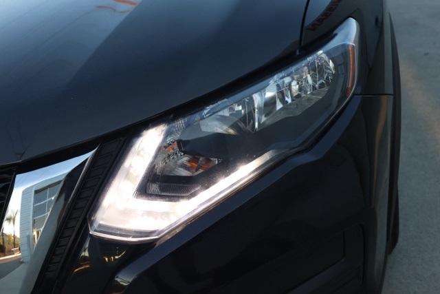 2019 Nissan Rogue SV photo 6