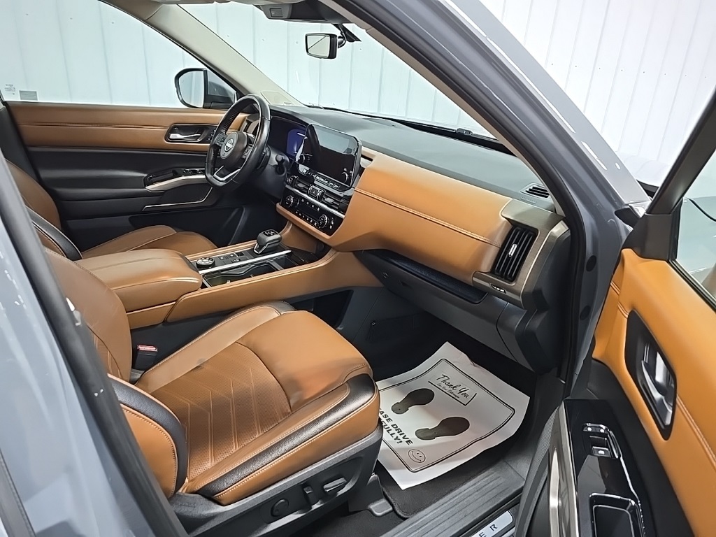 2023 Nissan Pathfinder Platinum photo 16