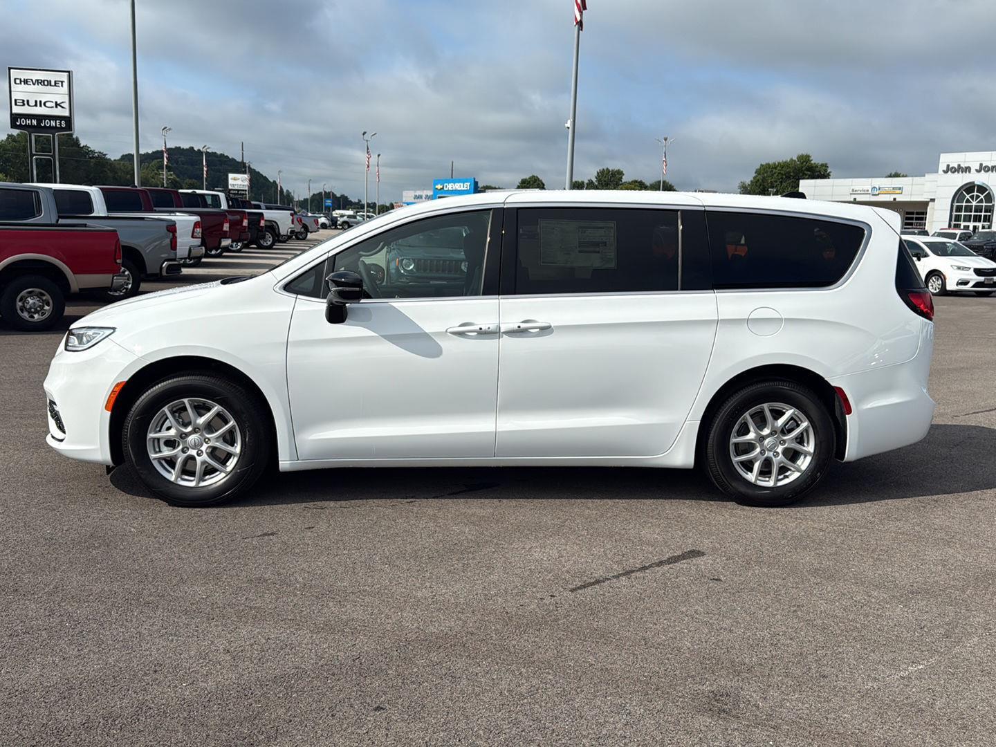2026 Chrysler Pacifica photo 3