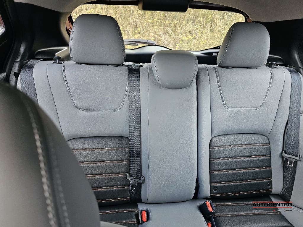 2023 Nissan Kicks SR photo 3