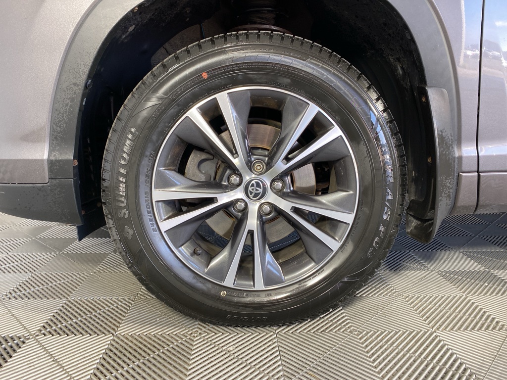 2018 Toyota Highlander LE photo 4