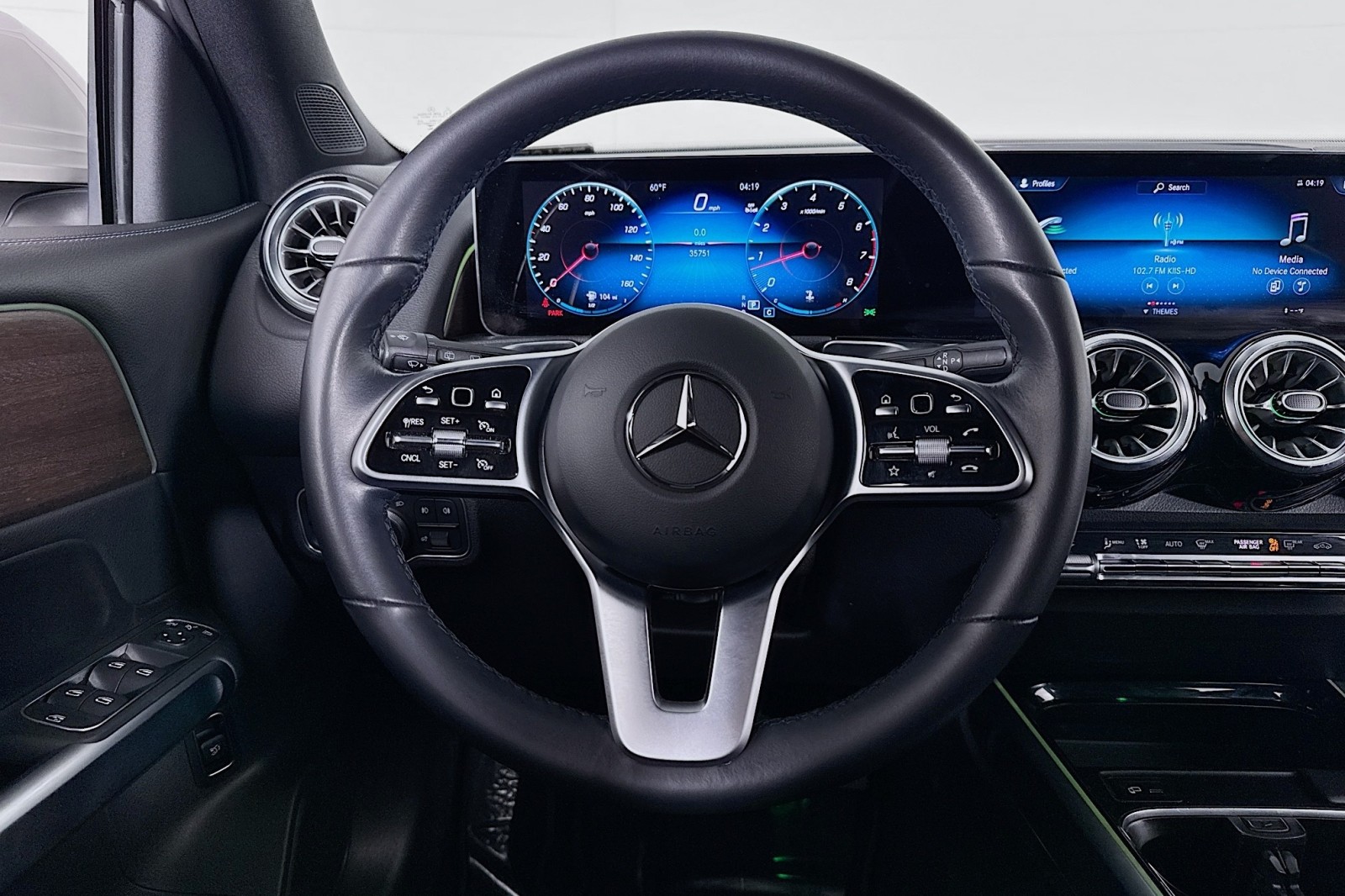 2023 Mercedes Benz GLB 250 photo 4