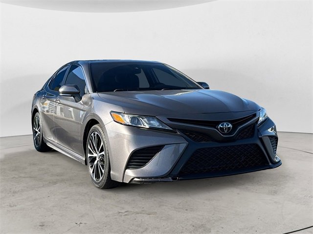 2019 Toyota Camry SE's photo