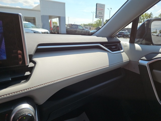 2025 Toyota RAV4 Hybrid XLE photo 34