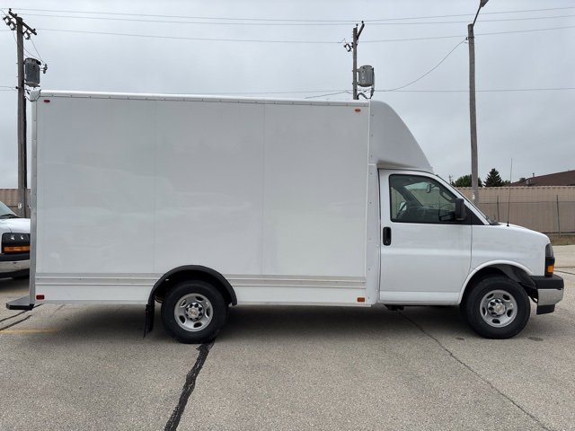 2025 Chevrolet Express Cutaway 3500 photo 3